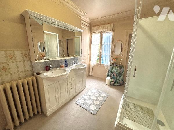 CHARTRES 5MN. A PIED DU CENTRE, DANS UN ECRIN DE VERDURE, PROPRIETE DE CHARME 210m² sur 1000m² CLOS