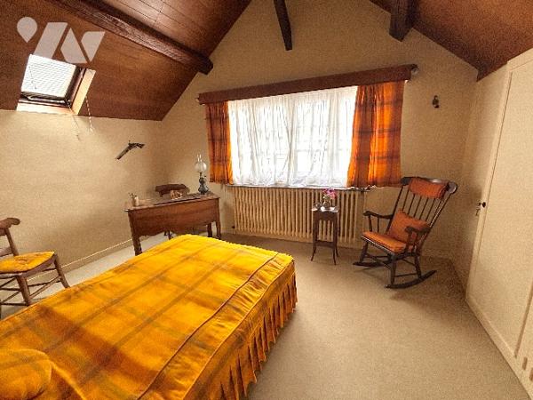 CHARTRES 5MN. A PIED DU CENTRE, DANS UN ECRIN DE VERDURE, PROPRIETE DE CHARME 210m² sur 1000m² CLOS