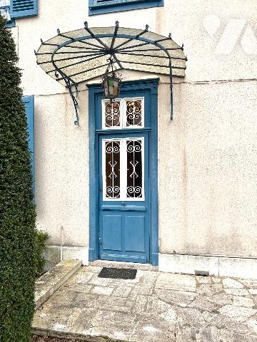CHARTRES 5MN. A PIED DU CENTRE, DANS UN ECRIN DE VERDURE, PROPRIETE DE CHARME 210m² sur 1000m² CLOS