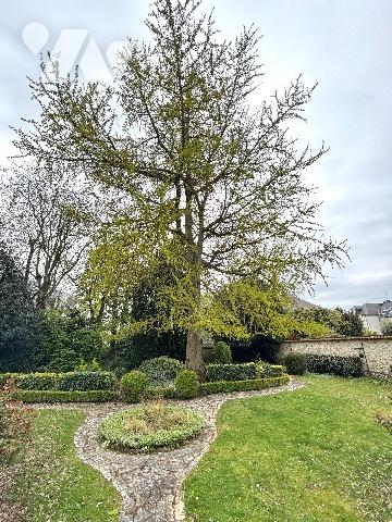 CHARTRES 5MN. A PIED DU CENTRE, DANS UN ECRIN DE VERDURE, PROPRIETE DE CHARME 210m² sur 1000m² CLOS