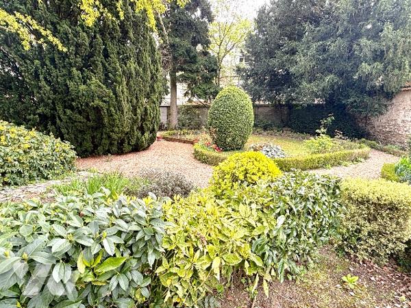 CHARTRES 5MN. A PIED DU CENTRE, DANS UN ECRIN DE VERDURE, PROPRIETE DE CHARME 210m² sur 1000m² CLOS