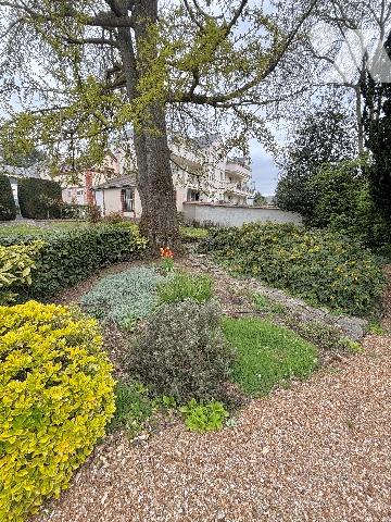 CHARTRES 5MN. A PIED DU CENTRE, DANS UN ECRIN DE VERDURE, PROPRIETE DE CHARME 210m² sur 1000m² CLOS