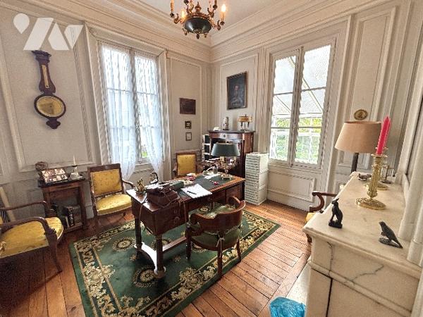 CHARTRES 5MN. A PIED DU CENTRE, DANS UN ECRIN DE VERDURE, PROPRIETE DE CHARME 210m² sur 1000m² CLOS