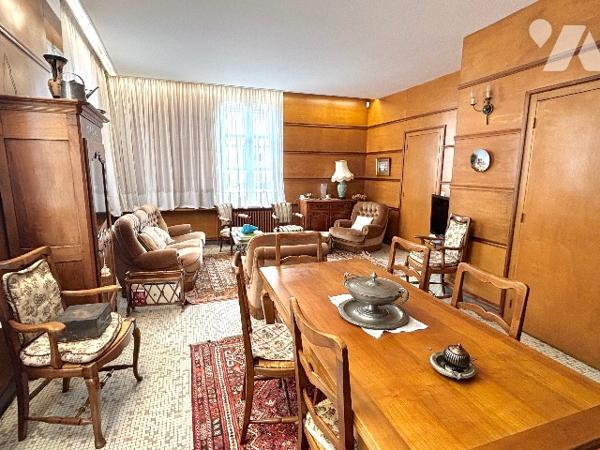 CHARTRES 5MN. A PIED DU CENTRE, DANS UN ECRIN DE VERDURE, PROPRIETE DE CHARME 210m² sur 1000m² CLOS