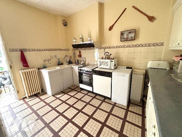 CHARTRES 5MN. A PIED DU CENTRE, DANS UN ECRIN DE VERDURE, PROPRIETE DE CHARME 210m² sur 1000m² CLOS