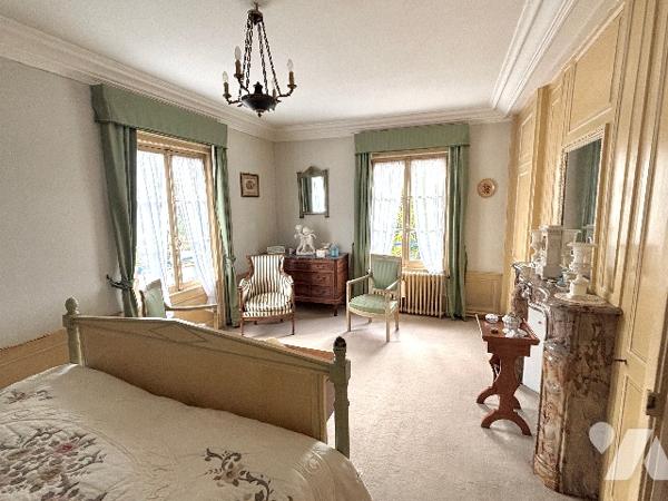 CHARTRES 5MN. A PIED DU CENTRE, DANS UN ECRIN DE VERDURE, PROPRIETE DE CHARME 210m² sur 1000m² CLOS