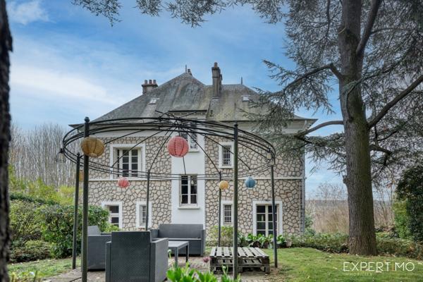 Étampes (91150) Maison de caractère avec terrasse dominant un jardin arboré de 800 m2 à Étampes