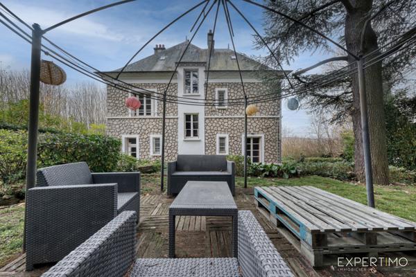 Étampes (91150) Maison de caractère avec terrasse dominant un jardin arboré de 800 m2 à Étampes