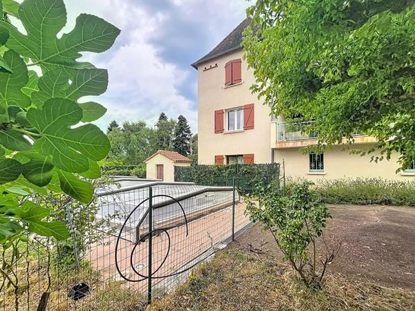 Maison familiale avec appartement indépendant et piscine à Prayssac