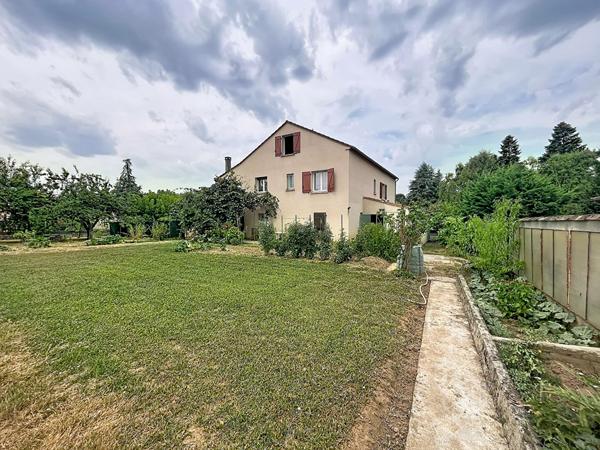 Maison familiale avec appartement indépendant et piscine à Prayssac