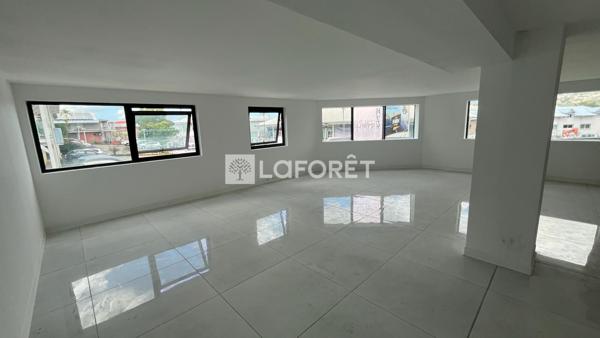 Location local commercial Fort-de-France - 77 m² - 1 839 €/mois