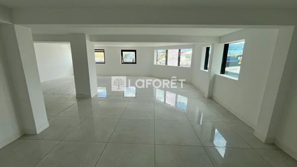 Location local commercial Fort-de-France - 77 m² - 1 839 €/mois