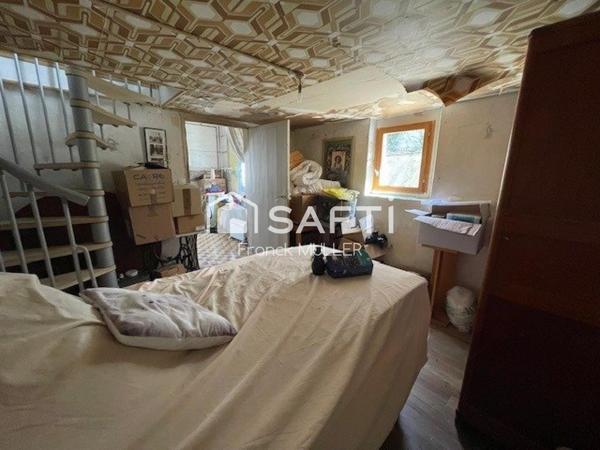 A découvrir, à rénover ! Fort potentiel