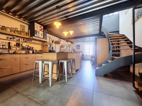 Maison de ville rénovée avec goût, 3 chambres, jardin clos et garage