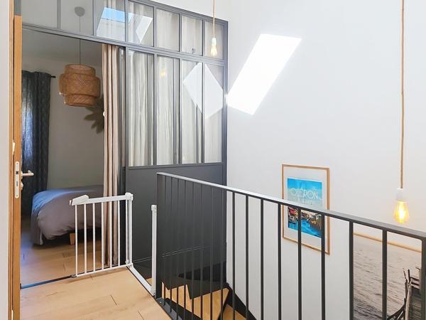 Maison de ville rénovée avec goût, 3 chambres, jardin clos et garage