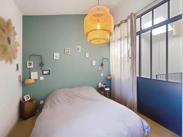 Maison de ville rénovée avec goût, 3 chambres, jardin clos et garage
