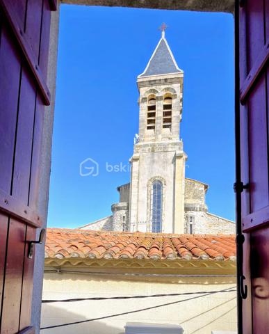 BAISSE DE PRIX -Au cœur du charmant village de Mireval, à seulement 11 minutes de Montpellier en train et à 7 km de la plage des Aresquiers, découvrez cette authentique maison de village datant de 1870, chaleureuse et pleine de cachet.
Développée sur deux niveaux et partiellement meublée, cette maison d’environ 62 m² de surface au sol (surface habitable environ 55m2) séduira les amateurs de charme de l’ancien et de vie de village paisible, à proximité immédiate des commerces, écoles et transports.
La maison est composée comme suit: Au rez-de-chaussée, une pièce voutée pouvant être ouverte et ajourée avec salle d'eau et WC (potentiel d'aménagement qui permettra d'augmenter la surface habitable), au premier niveau, pour une une surface d'environ 30m2, vous trouverez une agréable pièce de vie climatisée avec salon chaleureux, cuisine ouverte aménagée et équipée, ainsi qu’un espace salle à manger donnant accès à un petit balcon d’environ 2 m². 
À l’étage, deux chambres en enfilade avec placards intégrés offrent un espace nuit cosy et fonctionnel. L’une des chambres bénéficie d’une jolie vue sur l’église du village et dispose d’un WC attenant. Les pièces sont également climatisées.

Les atouts :
• Maison ancienne de caractère (1870)
• Climatisation
• Cuisine ouverte équipée
• Placards dans les chambres
• Environnement calme
• Centre du village
• Commerces, écoles et gare accessibles à pied
• Proximité immédiate de Montpellier et des plages
Potentiel d'aménagement du rez-de-chaussée: création d'une 3ème chambre, espace de stockage, bureau ou espace indépendant selon les besoins.

Un bien idéal pour un premier achat, un pied-à-terre proche de la mer ou un investissement locatif.

Quelques photos d'aménagement sont proposées.