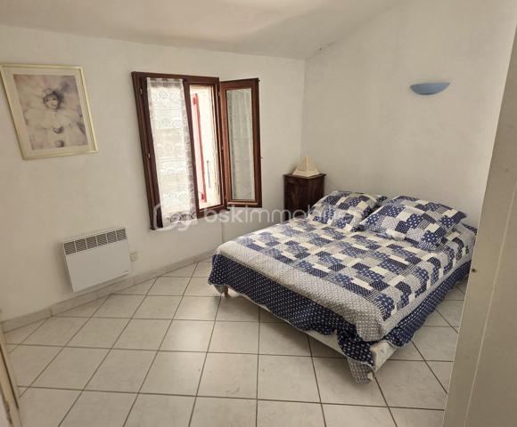 BAISSE DE PRIX -Au cœur du charmant village de Mireval, à seulement 11 minutes de Montpellier en train et à 7 km de la plage des Aresquiers, découvrez cette authentique maison de village datant de 1870, chaleureuse et pleine de cachet.
Développée sur deux niveaux et partiellement meublée, cette maison d’environ 62 m² de surface au sol (surface habitable environ 55m2) séduira les amateurs de charme de l’ancien et de vie de village paisible, à proximité immédiate des commerces, écoles et transports.
La maison est composée comme suit: Au rez-de-chaussée, une pièce voutée pouvant être ouverte et ajourée avec salle d'eau et WC (potentiel d'aménagement qui permettra d'augmenter la surface habitable), au premier niveau, pour une une surface d'environ 30m2, vous trouverez une agréable pièce de vie climatisée avec salon chaleureux, cuisine ouverte aménagée et équipée, ainsi qu’un espace salle à manger donnant accès à un petit balcon d’environ 2 m². 
À l’étage, deux chambres en enfilade avec placards intégrés offrent un espace nuit cosy et fonctionnel. L’une des chambres bénéficie d’une jolie vue sur l’église du village et dispose d’un WC attenant. Les pièces sont également climatisées.

Les atouts :
• Maison ancienne de caractère (1870)
• Climatisation
• Cuisine ouverte équipée
• Placards dans les chambres
• Environnement calme
• Centre du village
• Commerces, écoles et gare accessibles à pied
• Proximité immédiate de Montpellier et des plages
Potentiel d'aménagement du rez-de-chaussée: création d'une 3ème chambre, espace de stockage, bureau ou espace indépendant selon les besoins.

Un bien idéal pour un premier achat, un pied-à-terre proche de la mer ou un investissement locatif.

Quelques photos d'aménagement sont proposées.