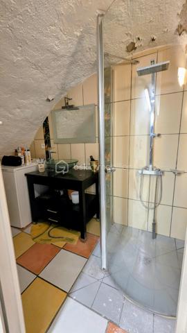 BAISSE DE PRIX -Au cœur du charmant village de Mireval, à seulement 11 minutes de Montpellier en train et à 7 km de la plage des Aresquiers, découvrez cette authentique maison de village datant de 1870, chaleureuse et pleine de cachet.
Développée sur deux niveaux et partiellement meublée, cette maison d’environ 62 m² de surface au sol (surface habitable environ 55m2) séduira les amateurs de charme de l’ancien et de vie de village paisible, à proximité immédiate des commerces, écoles et transports.
La maison est composée comme suit: Au rez-de-chaussée, une pièce voutée pouvant être ouverte et ajourée avec salle d'eau et WC (potentiel d'aménagement qui permettra d'augmenter la surface habitable), au premier niveau, pour une une surface d'environ 30m2, vous trouverez une agréable pièce de vie climatisée avec salon chaleureux, cuisine ouverte aménagée et équipée, ainsi qu’un espace salle à manger donnant accès à un petit balcon d’environ 2 m². 
À l’étage, deux chambres en enfilade avec placards intégrés offrent un espace nuit cosy et fonctionnel. L’une des chambres bénéficie d’une jolie vue sur l’église du village et dispose d’un WC attenant. Les pièces sont également climatisées.

Les atouts :
• Maison ancienne de caractère (1870)
• Climatisation
• Cuisine ouverte équipée
• Placards dans les chambres
• Environnement calme
• Centre du village
• Commerces, écoles et gare accessibles à pied
• Proximité immédiate de Montpellier et des plages
Potentiel d'aménagement du rez-de-chaussée: création d'une 3ème chambre, espace de stockage, bureau ou espace indépendant selon les besoins.

Un bien idéal pour un premier achat, un pied-à-terre proche de la mer ou un investissement locatif.

Quelques photos d'aménagement sont proposées.