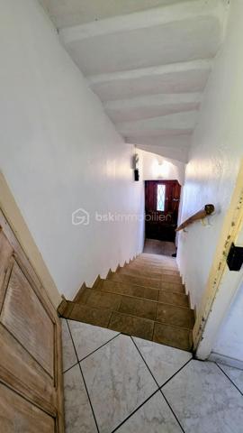 BAISSE DE PRIX -Au cœur du charmant village de Mireval, à seulement 11 minutes de Montpellier en train et à 7 km de la plage des Aresquiers, découvrez cette authentique maison de village datant de 1870, chaleureuse et pleine de cachet.
Développée sur deux niveaux et partiellement meublée, cette maison d’environ 62 m² de surface au sol (surface habitable environ 55m2) séduira les amateurs de charme de l’ancien et de vie de village paisible, à proximité immédiate des commerces, écoles et transports.
La maison est composée comme suit: Au rez-de-chaussée, une pièce voutée pouvant être ouverte et ajourée avec salle d'eau et WC (potentiel d'aménagement qui permettra d'augmenter la surface habitable), au premier niveau, pour une une surface d'environ 30m2, vous trouverez une agréable pièce de vie climatisée avec salon chaleureux, cuisine ouverte aménagée et équipée, ainsi qu’un espace salle à manger donnant accès à un petit balcon d’environ 2 m². 
À l’étage, deux chambres en enfilade avec placards intégrés offrent un espace nuit cosy et fonctionnel. L’une des chambres bénéficie d’une jolie vue sur l’église du village et dispose d’un WC attenant. Les pièces sont également climatisées.

Les atouts :
• Maison ancienne de caractère (1870)
• Climatisation
• Cuisine ouverte équipée
• Placards dans les chambres
• Environnement calme
• Centre du village
• Commerces, écoles et gare accessibles à pied
• Proximité immédiate de Montpellier et des plages
Potentiel d'aménagement du rez-de-chaussée: création d'une 3ème chambre, espace de stockage, bureau ou espace indépendant selon les besoins.

Un bien idéal pour un premier achat, un pied-à-terre proche de la mer ou un investissement locatif.

Quelques photos d'aménagement sont proposées.