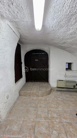BAISSE DE PRIX -Au cœur du charmant village de Mireval, à seulement 11 minutes de Montpellier en train et à 7 km de la plage des Aresquiers, découvrez cette authentique maison de village datant de 1870, chaleureuse et pleine de cachet.
Développée sur deux niveaux et partiellement meublée, cette maison d’environ 62 m² de surface au sol (surface habitable environ 55m2) séduira les amateurs de charme de l’ancien et de vie de village paisible, à proximité immédiate des commerces, écoles et transports.
La maison est composée comme suit: Au rez-de-chaussée, une pièce voutée pouvant être ouverte et ajourée avec salle d'eau et WC (potentiel d'aménagement qui permettra d'augmenter la surface habitable), au premier niveau, pour une une surface d'environ 30m2, vous trouverez une agréable pièce de vie climatisée avec salon chaleureux, cuisine ouverte aménagée et équipée, ainsi qu’un espace salle à manger donnant accès à un petit balcon d’environ 2 m². 
À l’étage, deux chambres en enfilade avec placards intégrés offrent un espace nuit cosy et fonctionnel. L’une des chambres bénéficie d’une jolie vue sur l’église du village et dispose d’un WC attenant. Les pièces sont également climatisées.

Les atouts :
• Maison ancienne de caractère (1870)
• Climatisation
• Cuisine ouverte équipée
• Placards dans les chambres
• Environnement calme
• Centre du village
• Commerces, écoles et gare accessibles à pied
• Proximité immédiate de Montpellier et des plages
Potentiel d'aménagement du rez-de-chaussée: création d'une 3ème chambre, espace de stockage, bureau ou espace indépendant selon les besoins.

Un bien idéal pour un premier achat, un pied-à-terre proche de la mer ou un investissement locatif.

Quelques photos d'aménagement sont proposées.