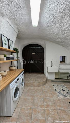 BAISSE DE PRIX -Au cœur du charmant village de Mireval, à seulement 11 minutes de Montpellier en train et à 7 km de la plage des Aresquiers, découvrez cette authentique maison de village datant de 1870, chaleureuse et pleine de cachet.
Développée sur deux niveaux et partiellement meublée, cette maison d’environ 62 m² de surface au sol (surface habitable environ 55m2) séduira les amateurs de charme de l’ancien et de vie de village paisible, à proximité immédiate des commerces, écoles et transports.
La maison est composée comme suit: Au rez-de-chaussée, une pièce voutée pouvant être ouverte et ajourée avec salle d'eau et WC (potentiel d'aménagement qui permettra d'augmenter la surface habitable), au premier niveau, pour une une surface d'environ 30m2, vous trouverez une agréable pièce de vie climatisée avec salon chaleureux, cuisine ouverte aménagée et équipée, ainsi qu’un espace salle à manger donnant accès à un petit balcon d’environ 2 m². 
À l’étage, deux chambres en enfilade avec placards intégrés offrent un espace nuit cosy et fonctionnel. L’une des chambres bénéficie d’une jolie vue sur l’église du village et dispose d’un WC attenant. Les pièces sont également climatisées.

Les atouts :
• Maison ancienne de caractère (1870)
• Climatisation
• Cuisine ouverte équipée
• Placards dans les chambres
• Environnement calme
• Centre du village
• Commerces, écoles et gare accessibles à pied
• Proximité immédiate de Montpellier et des plages
Potentiel d'aménagement du rez-de-chaussée: création d'une 3ème chambre, espace de stockage, bureau ou espace indépendant selon les besoins.

Un bien idéal pour un premier achat, un pied-à-terre proche de la mer ou un investissement locatif.

Quelques photos d'aménagement sont proposées.