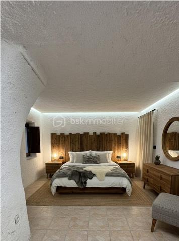 BAISSE DE PRIX -Au cœur du charmant village de Mireval, à seulement 11 minutes de Montpellier en train et à 7 km de la plage des Aresquiers, découvrez cette authentique maison de village datant de 1870, chaleureuse et pleine de cachet.
Développée sur deux niveaux et partiellement meublée, cette maison d’environ 62 m² de surface au sol (surface habitable environ 55m2) séduira les amateurs de charme de l’ancien et de vie de village paisible, à proximité immédiate des commerces, écoles et transports.
La maison est composée comme suit: Au rez-de-chaussée, une pièce voutée pouvant être ouverte et ajourée avec salle d'eau et WC (potentiel d'aménagement qui permettra d'augmenter la surface habitable), au premier niveau, pour une une surface d'environ 30m2, vous trouverez une agréable pièce de vie climatisée avec salon chaleureux, cuisine ouverte aménagée et équipée, ainsi qu’un espace salle à manger donnant accès à un petit balcon d’environ 2 m². 
À l’étage, deux chambres en enfilade avec placards intégrés offrent un espace nuit cosy et fonctionnel. L’une des chambres bénéficie d’une jolie vue sur l’église du village et dispose d’un WC attenant. Les pièces sont également climatisées.

Les atouts :
• Maison ancienne de caractère (1870)
• Climatisation
• Cuisine ouverte équipée
• Placards dans les chambres
• Environnement calme
• Centre du village
• Commerces, écoles et gare accessibles à pied
• Proximité immédiate de Montpellier et des plages
Potentiel d'aménagement du rez-de-chaussée: création d'une 3ème chambre, espace de stockage, bureau ou espace indépendant selon les besoins.

Un bien idéal pour un premier achat, un pied-à-terre proche de la mer ou un investissement locatif.

Quelques photos d'aménagement sont proposées.