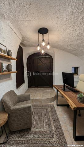 BAISSE DE PRIX -Au cœur du charmant village de Mireval, à seulement 11 minutes de Montpellier en train et à 7 km de la plage des Aresquiers, découvrez cette authentique maison de village datant de 1870, chaleureuse et pleine de cachet.
Développée sur deux niveaux et partiellement meublée, cette maison d’environ 62 m² de surface au sol (surface habitable environ 55m2) séduira les amateurs de charme de l’ancien et de vie de village paisible, à proximité immédiate des commerces, écoles et transports.
La maison est composée comme suit: Au rez-de-chaussée, une pièce voutée pouvant être ouverte et ajourée avec salle d'eau et WC (potentiel d'aménagement qui permettra d'augmenter la surface habitable), au premier niveau, pour une une surface d'environ 30m2, vous trouverez une agréable pièce de vie climatisée avec salon chaleureux, cuisine ouverte aménagée et équipée, ainsi qu’un espace salle à manger donnant accès à un petit balcon d’environ 2 m². 
À l’étage, deux chambres en enfilade avec placards intégrés offrent un espace nuit cosy et fonctionnel. L’une des chambres bénéficie d’une jolie vue sur l’église du village et dispose d’un WC attenant. Les pièces sont également climatisées.

Les atouts :
• Maison ancienne de caractère (1870)
• Climatisation
• Cuisine ouverte équipée
• Placards dans les chambres
• Environnement calme
• Centre du village
• Commerces, écoles et gare accessibles à pied
• Proximité immédiate de Montpellier et des plages
Potentiel d'aménagement du rez-de-chaussée: création d'une 3ème chambre, espace de stockage, bureau ou espace indépendant selon les besoins.

Un bien idéal pour un premier achat, un pied-à-terre proche de la mer ou un investissement locatif.

Quelques photos d'aménagement sont proposées.