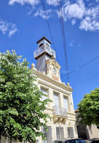 BAISSE DE PRIX -Au cœur du charmant village de Mireval, à seulement 11 minutes de Montpellier en train et à 7 km de la plage des Aresquiers, découvrez cette authentique maison de village datant de 1870, chaleureuse et pleine de cachet.
Développée sur deux niveaux et partiellement meublée, cette maison d’environ 62 m² de surface au sol (surface habitable environ 55m2) séduira les amateurs de charme de l’ancien et de vie de village paisible, à proximité immédiate des commerces, écoles et transports.
La maison est composée comme suit: Au rez-de-chaussée, une pièce voutée pouvant être ouverte et ajourée avec salle d'eau et WC (potentiel d'aménagement qui permettra d'augmenter la surface habitable), au premier niveau, pour une une surface d'environ 30m2, vous trouverez une agréable pièce de vie climatisée avec salon chaleureux, cuisine ouverte aménagée et équipée, ainsi qu’un espace salle à manger donnant accès à un petit balcon d’environ 2 m². 
À l’étage, deux chambres en enfilade avec placards intégrés offrent un espace nuit cosy et fonctionnel. L’une des chambres bénéficie d’une jolie vue sur l’église du village et dispose d’un WC attenant. Les pièces sont également climatisées.

Les atouts :
• Maison ancienne de caractère (1870)
• Climatisation
• Cuisine ouverte équipée
• Placards dans les chambres
• Environnement calme
• Centre du village
• Commerces, écoles et gare accessibles à pied
• Proximité immédiate de Montpellier et des plages
Potentiel d'aménagement du rez-de-chaussée: création d'une 3ème chambre, espace de stockage, bureau ou espace indépendant selon les besoins.

Un bien idéal pour un premier achat, un pied-à-terre proche de la mer ou un investissement locatif.

Quelques photos d'aménagement sont proposées.