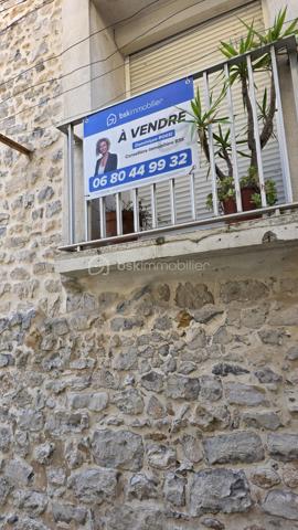 BAISSE DE PRIX -Au cœur du charmant village de Mireval, à seulement 11 minutes de Montpellier en train et à 7 km de la plage des Aresquiers, découvrez cette authentique maison de village datant de 1870, chaleureuse et pleine de cachet.
Développée sur deux niveaux et partiellement meublée, cette maison d’environ 62 m² de surface au sol (surface habitable environ 55m2) séduira les amateurs de charme de l’ancien et de vie de village paisible, à proximité immédiate des commerces, écoles et transports.
La maison est composée comme suit: Au rez-de-chaussée, une pièce voutée pouvant être ouverte et ajourée avec salle d'eau et WC (potentiel d'aménagement qui permettra d'augmenter la surface habitable), au premier niveau, pour une une surface d'environ 30m2, vous trouverez une agréable pièce de vie climatisée avec salon chaleureux, cuisine ouverte aménagée et équipée, ainsi qu’un espace salle à manger donnant accès à un petit balcon d’environ 2 m². 
À l’étage, deux chambres en enfilade avec placards intégrés offrent un espace nuit cosy et fonctionnel. L’une des chambres bénéficie d’une jolie vue sur l’église du village et dispose d’un WC attenant. Les pièces sont également climatisées.

Les atouts :
• Maison ancienne de caractère (1870)
• Climatisation
• Cuisine ouverte équipée
• Placards dans les chambres
• Environnement calme
• Centre du village
• Commerces, écoles et gare accessibles à pied
• Proximité immédiate de Montpellier et des plages
Potentiel d'aménagement du rez-de-chaussée: création d'une 3ème chambre, espace de stockage, bureau ou espace indépendant selon les besoins.

Un bien idéal pour un premier achat, un pied-à-terre proche de la mer ou un investissement locatif.

Quelques photos d'aménagement sont proposées.