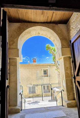BAISSE DE PRIX -Au cœur du charmant village de Mireval, à seulement 11 minutes de Montpellier en train et à 7 km de la plage des Aresquiers, découvrez cette authentique maison de village datant de 1870, chaleureuse et pleine de cachet.
Développée sur deux niveaux et partiellement meublée, cette maison d’environ 62 m² de surface au sol (surface habitable environ 55m2) séduira les amateurs de charme de l’ancien et de vie de village paisible, à proximité immédiate des commerces, écoles et transports.
La maison est composée comme suit: Au rez-de-chaussée, une pièce voutée pouvant être ouverte et ajourée avec salle d'eau et WC (potentiel d'aménagement qui permettra d'augmenter la surface habitable), au premier niveau, pour une une surface d'environ 30m2, vous trouverez une agréable pièce de vie climatisée avec salon chaleureux, cuisine ouverte aménagée et équipée, ainsi qu’un espace salle à manger donnant accès à un petit balcon d’environ 2 m². 
À l’étage, deux chambres en enfilade avec placards intégrés offrent un espace nuit cosy et fonctionnel. L’une des chambres bénéficie d’une jolie vue sur l’église du village et dispose d’un WC attenant. Les pièces sont également climatisées.

Les atouts :
• Maison ancienne de caractère (1870)
• Climatisation
• Cuisine ouverte équipée
• Placards dans les chambres
• Environnement calme
• Centre du village
• Commerces, écoles et gare accessibles à pied
• Proximité immédiate de Montpellier et des plages
Potentiel d'aménagement du rez-de-chaussée: création d'une 3ème chambre, espace de stockage, bureau ou espace indépendant selon les besoins.

Un bien idéal pour un premier achat, un pied-à-terre proche de la mer ou un investissement locatif.

Quelques photos d'aménagement sont proposées.