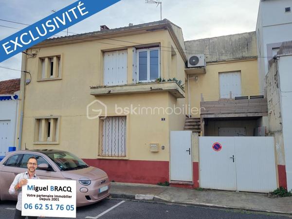 Situé à 500 mètres de la plage en ligne droite, à 250 mètres de la place et des allées Charles-de-Gaulle du plein centre, mais sans les inconvénients du bruit ou de la circulation !
Maison individuelle F7 de 130 m² habitables avec climatisation reversible et fenêtres récentes en PVC double vitrage, répartis en 2 logements (RDC + étage) et comprenant en rez-de-chaussée un logement de type 4 avec séjour cuisine équipée, trois chambres, 2 salles d'eau et 2 WC, ainsi qu'un extérieur de 41 m² au calme et plein sud !
À l'étage, cette maison propose un logement comprenant un séjour cuisine, 2 chambres, 1 salle d'eau et 1 WC indépendant, ainsi qu'une terrasse suspendue de 7 m².
Avec sa situation privilégiée au cœur de Valras-Plage, sa luminosité et ses extérieurs, cette maison familiale est idéale pour des moments conviviaux ou une résidence principale à l'abri de l'agitation estivale mais proche de tout !
Miguel Bracq Votre partenaire immo depuis 2001.