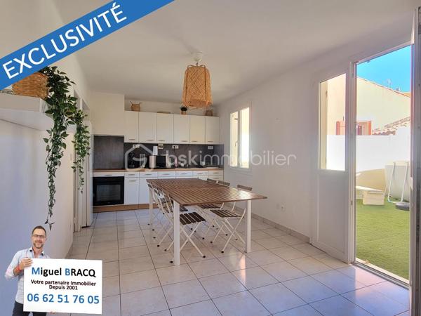 Situé à 500 mètres de la plage en ligne droite, à 250 mètres de la place et des allées Charles-de-Gaulle du plein centre, mais sans les inconvénients du bruit ou de la circulation !
Maison individuelle F7 de 130 m² habitables avec climatisation reversible et fenêtres récentes en PVC double vitrage, répartis en 2 logements (RDC + étage) et comprenant en rez-de-chaussée un logement de type 4 avec séjour cuisine équipée, trois chambres, 2 salles d'eau et 2 WC, ainsi qu'un extérieur de 41 m² au calme et plein sud !
À l'étage, cette maison propose un logement comprenant un séjour cuisine, 2 chambres, 1 salle d'eau et 1 WC indépendant, ainsi qu'une terrasse suspendue de 7 m².
Avec sa situation privilégiée au cœur de Valras-Plage, sa luminosité et ses extérieurs, cette maison familiale est idéale pour des moments conviviaux ou une résidence principale à l'abri de l'agitation estivale mais proche de tout !
Miguel Bracq Votre partenaire immo depuis 2001.