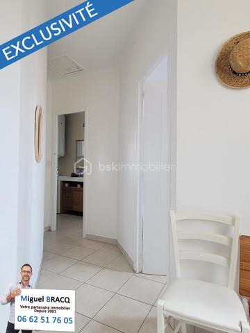 Situé à 500 mètres de la plage en ligne droite, à 250 mètres de la place et des allées Charles-de-Gaulle du plein centre, mais sans les inconvénients du bruit ou de la circulation !
Maison individuelle F7 de 130 m² habitables avec climatisation reversible et fenêtres récentes en PVC double vitrage, répartis en 2 logements (RDC + étage) et comprenant en rez-de-chaussée un logement de type 4 avec séjour cuisine équipée, trois chambres, 2 salles d'eau et 2 WC, ainsi qu'un extérieur de 41 m² au calme et plein sud !
À l'étage, cette maison propose un logement comprenant un séjour cuisine, 2 chambres, 1 salle d'eau et 1 WC indépendant, ainsi qu'une terrasse suspendue de 7 m².
Avec sa situation privilégiée au cœur de Valras-Plage, sa luminosité et ses extérieurs, cette maison familiale est idéale pour des moments conviviaux ou une résidence principale à l'abri de l'agitation estivale mais proche de tout !
Miguel Bracq Votre partenaire immo depuis 2001.