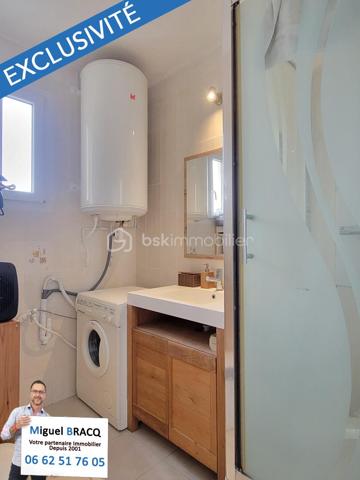 Situé à 500 mètres de la plage en ligne droite, à 250 mètres de la place et des allées Charles-de-Gaulle du plein centre, mais sans les inconvénients du bruit ou de la circulation !
Maison individuelle F7 de 130 m² habitables avec climatisation reversible et fenêtres récentes en PVC double vitrage, répartis en 2 logements (RDC + étage) et comprenant en rez-de-chaussée un logement de type 4 avec séjour cuisine équipée, trois chambres, 2 salles d'eau et 2 WC, ainsi qu'un extérieur de 41 m² au calme et plein sud !
À l'étage, cette maison propose un logement comprenant un séjour cuisine, 2 chambres, 1 salle d'eau et 1 WC indépendant, ainsi qu'une terrasse suspendue de 7 m².
Avec sa situation privilégiée au cœur de Valras-Plage, sa luminosité et ses extérieurs, cette maison familiale est idéale pour des moments conviviaux ou une résidence principale à l'abri de l'agitation estivale mais proche de tout !
Miguel Bracq Votre partenaire immo depuis 2001.
