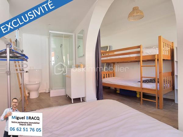 Situé à 500 mètres de la plage en ligne droite, à 250 mètres de la place et des allées Charles-de-Gaulle du plein centre, mais sans les inconvénients du bruit ou de la circulation !
Maison individuelle F7 de 130 m² habitables avec climatisation reversible et fenêtres récentes en PVC double vitrage, répartis en 2 logements (RDC + étage) et comprenant en rez-de-chaussée un logement de type 4 avec séjour cuisine équipée, trois chambres, 2 salles d'eau et 2 WC, ainsi qu'un extérieur de 41 m² au calme et plein sud !
À l'étage, cette maison propose un logement comprenant un séjour cuisine, 2 chambres, 1 salle d'eau et 1 WC indépendant, ainsi qu'une terrasse suspendue de 7 m².
Avec sa situation privilégiée au cœur de Valras-Plage, sa luminosité et ses extérieurs, cette maison familiale est idéale pour des moments conviviaux ou une résidence principale à l'abri de l'agitation estivale mais proche de tout !
Miguel Bracq Votre partenaire immo depuis 2001.