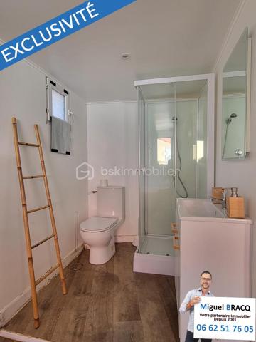 Situé à 500 mètres de la plage en ligne droite, à 250 mètres de la place et des allées Charles-de-Gaulle du plein centre, mais sans les inconvénients du bruit ou de la circulation !
Maison individuelle F7 de 130 m² habitables avec climatisation reversible et fenêtres récentes en PVC double vitrage, répartis en 2 logements (RDC + étage) et comprenant en rez-de-chaussée un logement de type 4 avec séjour cuisine équipée, trois chambres, 2 salles d'eau et 2 WC, ainsi qu'un extérieur de 41 m² au calme et plein sud !
À l'étage, cette maison propose un logement comprenant un séjour cuisine, 2 chambres, 1 salle d'eau et 1 WC indépendant, ainsi qu'une terrasse suspendue de 7 m².
Avec sa situation privilégiée au cœur de Valras-Plage, sa luminosité et ses extérieurs, cette maison familiale est idéale pour des moments conviviaux ou une résidence principale à l'abri de l'agitation estivale mais proche de tout !
Miguel Bracq Votre partenaire immo depuis 2001.