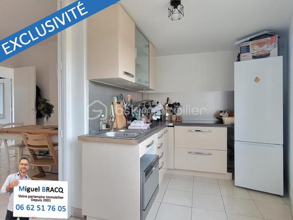 Situé à 500 mètres de la plage en ligne droite, à 250 mètres de la place et des allées Charles-de-Gaulle du plein centre, mais sans les inconvénients du bruit ou de la circulation !
Maison individuelle F7 de 130 m² habitables avec climatisation reversible et fenêtres récentes en PVC double vitrage, répartis en 2 logements (RDC + étage) et comprenant en rez-de-chaussée un logement de type 4 avec séjour cuisine équipée, trois chambres, 2 salles d'eau et 2 WC, ainsi qu'un extérieur de 41 m² au calme et plein sud !
À l'étage, cette maison propose un logement comprenant un séjour cuisine, 2 chambres, 1 salle d'eau et 1 WC indépendant, ainsi qu'une terrasse suspendue de 7 m².
Avec sa situation privilégiée au cœur de Valras-Plage, sa luminosité et ses extérieurs, cette maison familiale est idéale pour des moments conviviaux ou une résidence principale à l'abri de l'agitation estivale mais proche de tout !
Miguel Bracq Votre partenaire immo depuis 2001.