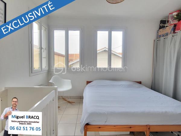 Situé à 500 mètres de la plage en ligne droite, à 250 mètres de la place et des allées Charles-de-Gaulle du plein centre, mais sans les inconvénients du bruit ou de la circulation !
Maison individuelle F7 de 130 m² habitables avec climatisation reversible et fenêtres récentes en PVC double vitrage, répartis en 2 logements (RDC + étage) et comprenant en rez-de-chaussée un logement de type 4 avec séjour cuisine équipée, trois chambres, 2 salles d'eau et 2 WC, ainsi qu'un extérieur de 41 m² au calme et plein sud !
À l'étage, cette maison propose un logement comprenant un séjour cuisine, 2 chambres, 1 salle d'eau et 1 WC indépendant, ainsi qu'une terrasse suspendue de 7 m².
Avec sa situation privilégiée au cœur de Valras-Plage, sa luminosité et ses extérieurs, cette maison familiale est idéale pour des moments conviviaux ou une résidence principale à l'abri de l'agitation estivale mais proche de tout !
Miguel Bracq Votre partenaire immo depuis 2001.