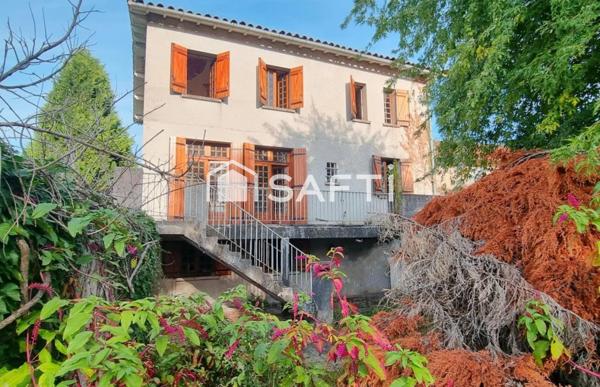 Maison de ville indépendante au charme certain, prête à révéler tout son potentiel.