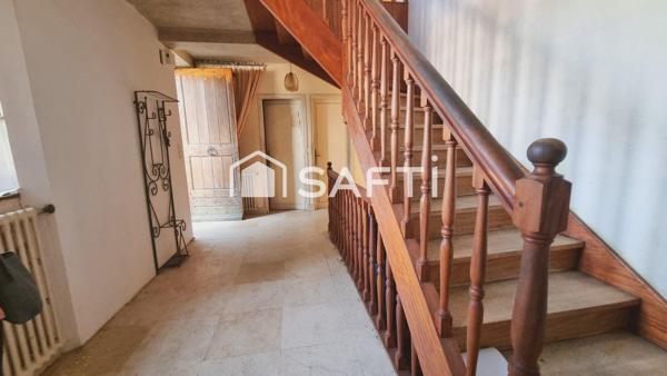 Maison de ville indépendante au charme certain, prête à révéler tout son potentiel.