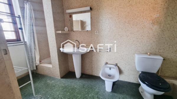 Maison de ville indépendante au charme certain, prête à révéler tout son potentiel.