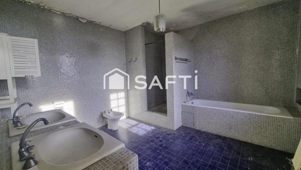 Maison de ville indépendante au charme certain, prête à révéler tout son potentiel.