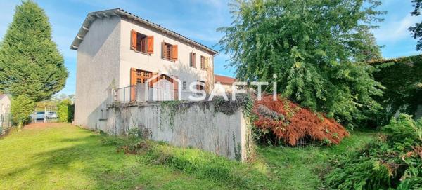 Maison de ville indépendante au charme certain, prête à révéler tout son potentiel.