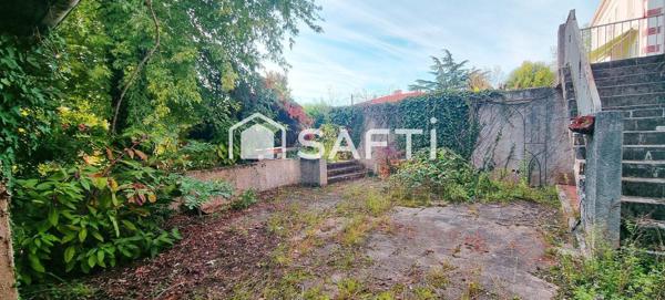 Maison de ville indépendante au charme certain, prête à révéler tout son potentiel.