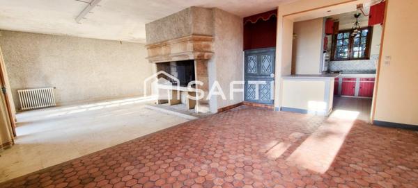 Maison de ville indépendante au charme certain, prête à révéler tout son potentiel.