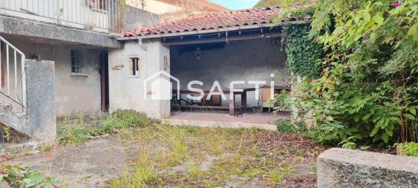 Maison de ville indépendante au charme certain, prête à révéler tout son potentiel.