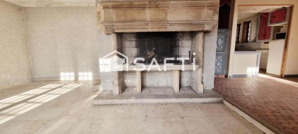 Maison de ville indépendante au charme certain, prête à révéler tout son potentiel.