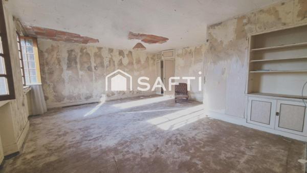 Maison de ville indépendante au charme certain, prête à révéler tout son potentiel.