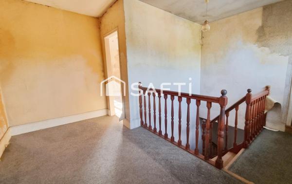 Maison de ville indépendante au charme certain, prête à révéler tout son potentiel.